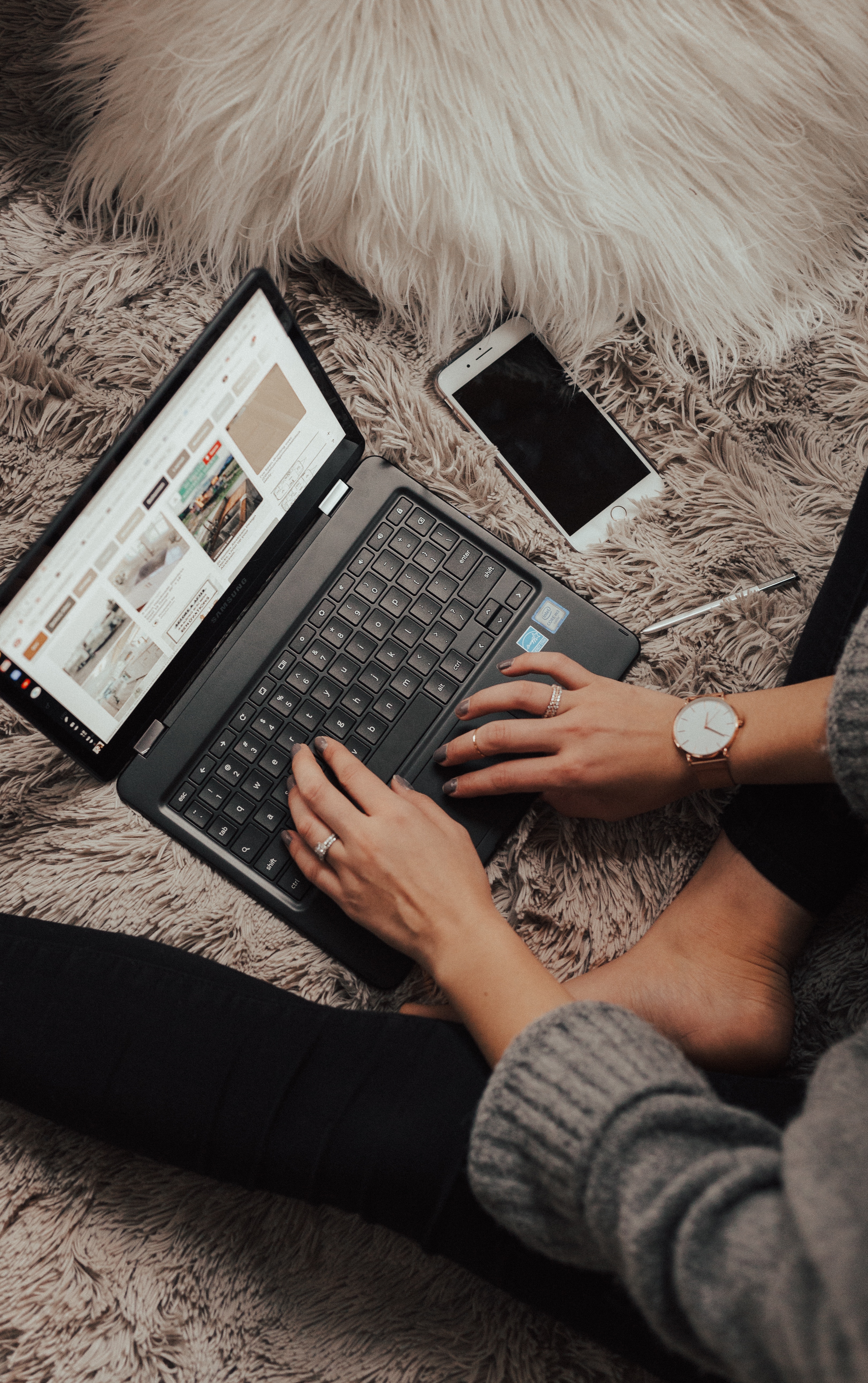 laptop in bed - benefits of starting an online business 