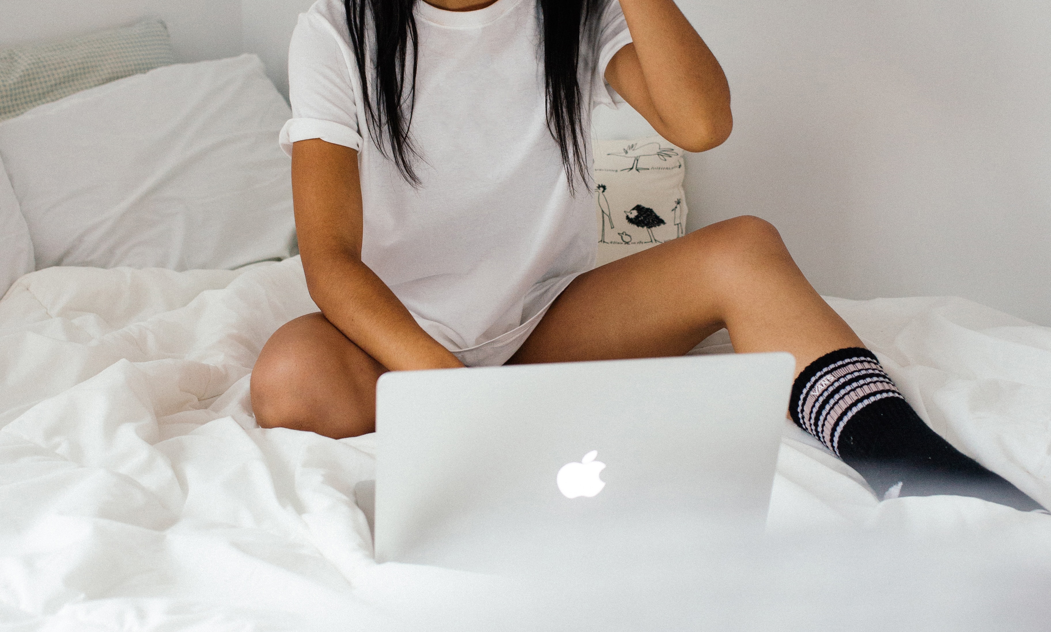 Laptop In Bed - Smart Ways To Make Money Online While You Sleep 